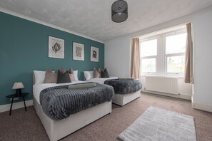 Tabla de planchar con plancha, wifi gratis y ropa de cama 