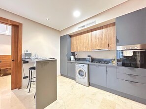 Frigorifero, microonde, forno, piano cottura