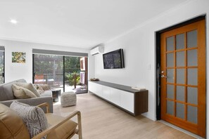 Smart TV - Solterra | Luxury 25m Pool, Spa and Coastal Acreage Mudjimba | 5Mins Airport (Mudjimba)