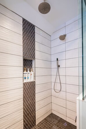 Shower, hair dryer, towels, soap - Luxury Shoal Harbor Retreat – Walk to Beach + Pool (Rehoboth Beach)