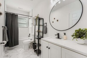 Shower, hair dryer, towels - East Atlanta Village 5 Bedroom Retreat (Atlanta)