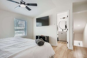 5 bedrooms, desk, iron/ironing board, WiFi - East Atlanta Village 5 Bedroom Retreat (Atlanta)