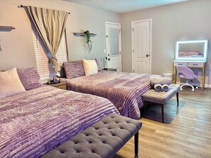 Iron/ironing board, internet, bed sheets - Spacious 5-bedroom Game House in beautiful Jonesboro with AC and Home Gym (Jonesboro)