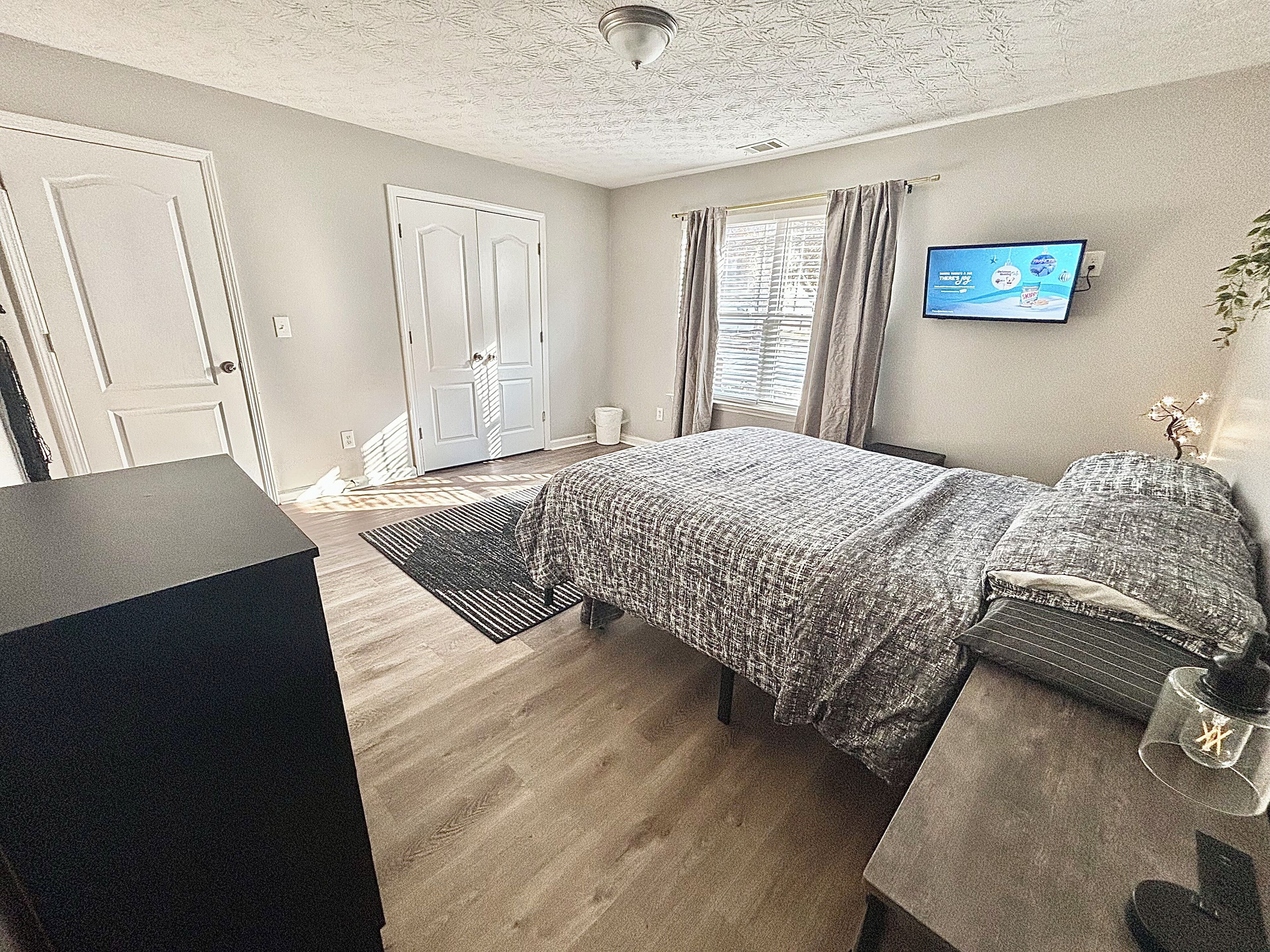 Tabla de planchar con plancha, internet y ropa de cama 