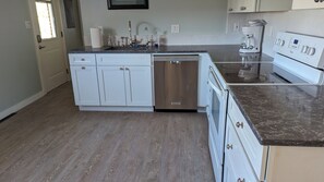 Private kitchen - Charming 3-bedroom house in Longmont with mountain views (Longmont)