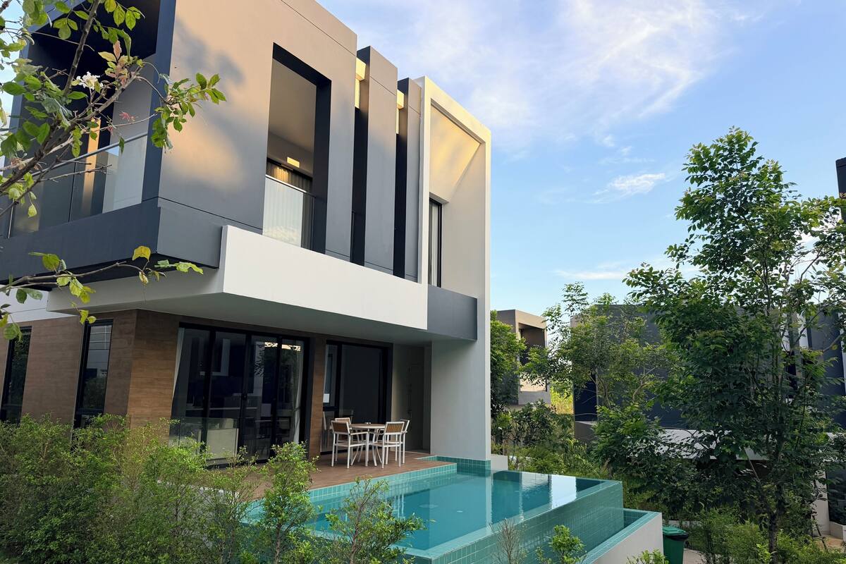 The Ultimate Pool Villa | Skrivebord, skrivebord for bærbar PC, blendingsgardiner og lydisolert