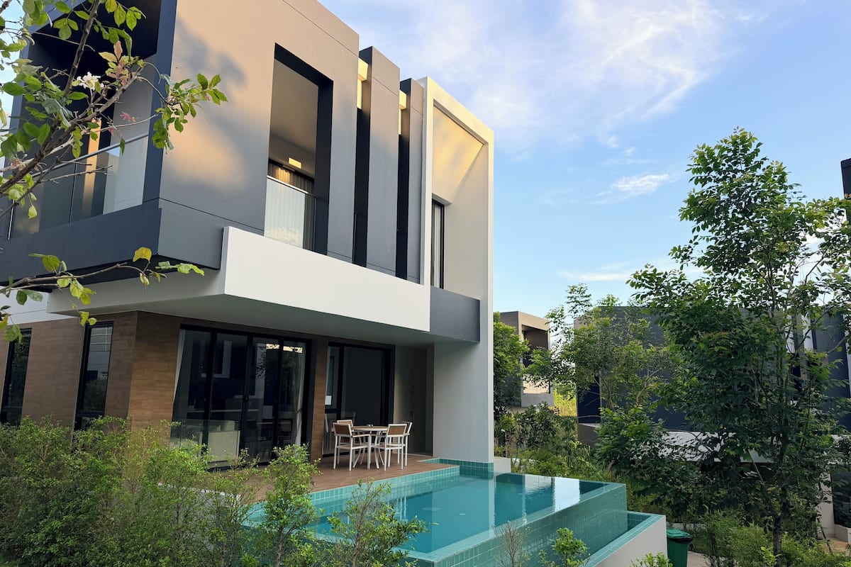 Executive villa | Individueel gedecoreerd, een bureau, een laptopwerkplek