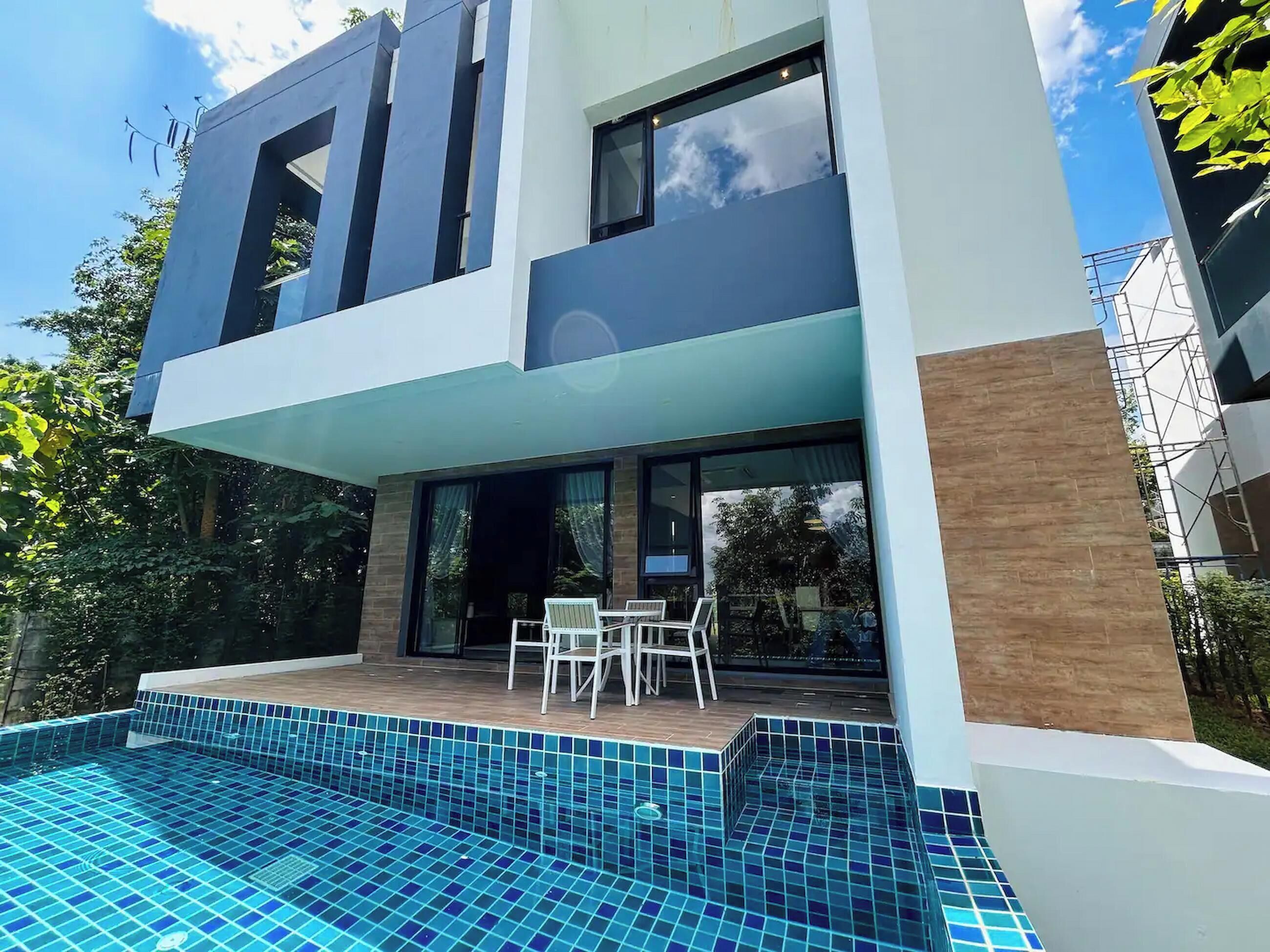 Luxury Villa, 2 bedrooms, 1 living room Zone B | Desk, laptop workspace, blackout drapes, soundproofing