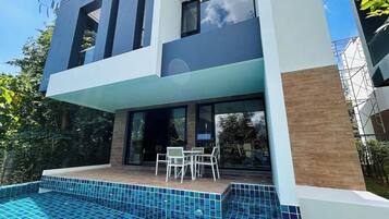 Luxury Villa, 2 bedrooms, 1 living room Zone B | Desk, laptop workspace, blackout drapes, soundproofing