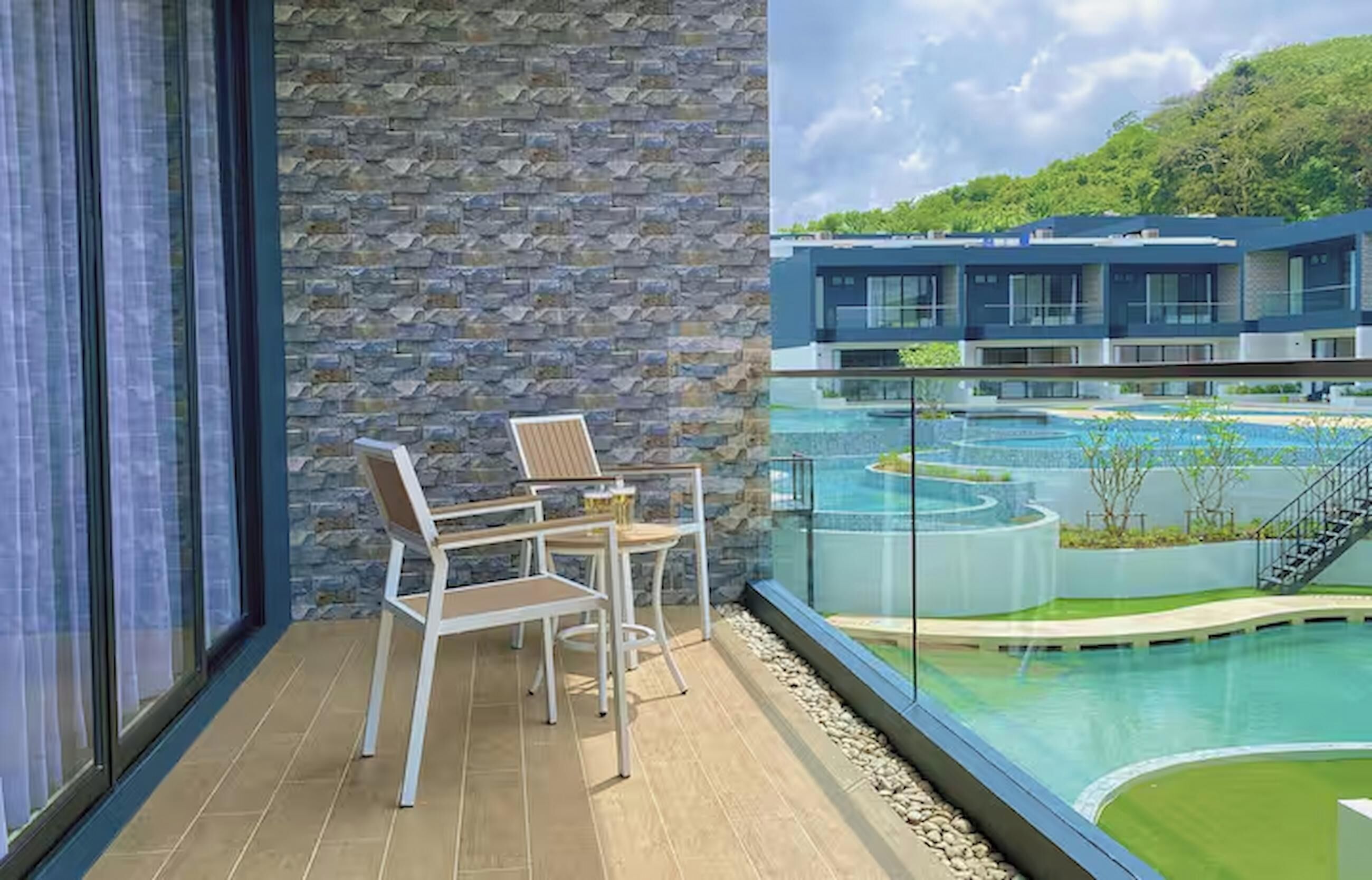 Villa de lujo, vista a la alberca | Escritorio, espacio para trabajar con laptop y cortinas blackout 