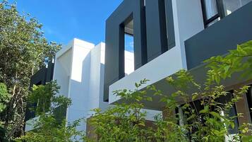 The Ultimate Pool Villa | Skrivebord, skrivebord for bærbar PC, blendingsgardiner og lydisolert