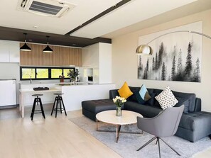 Villa de lujo, vistas a la piscina | Escritorio, espacio para trabajar con un portátil, cortinas opacas