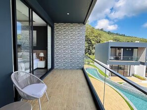 Villa de lujo, vistas a la piscina | Escritorio, espacio para trabajar con un portátil, cortinas opacas