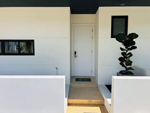 Villa de lujo, vistas a la piscina | Escritorio, espacio para trabajar con un portátil, cortinas opacas