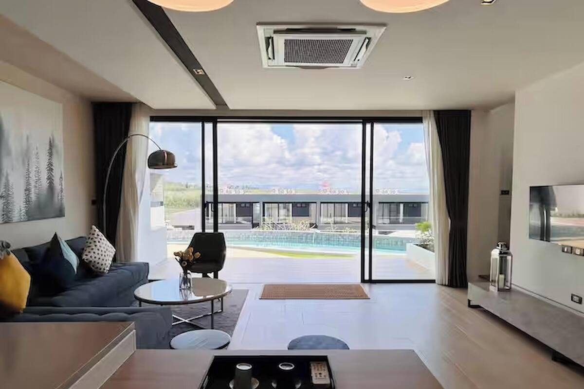 The Signature Pool Villa | Skrivebord, skrivebord for bærbar PC, blendingsgardiner og lydisolert