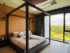 The Ultimate Pool Villa | Didekorasi berbeda-beda, meja kerja, dan ruang kerja ramah laptop