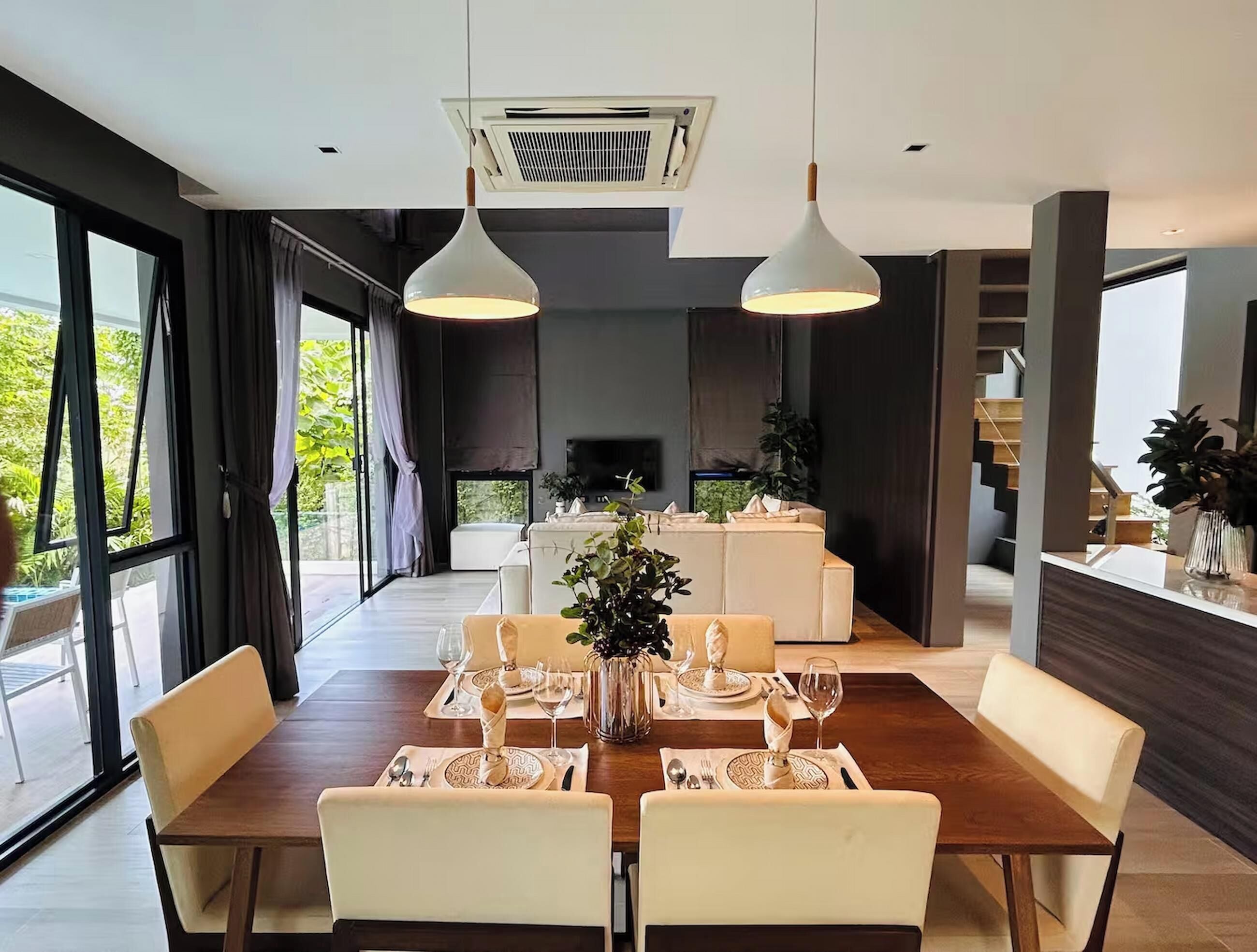 Luxury Villa, 2 bedrooms, 1 living room Zone B | Bàn, khu vực làm việc phù hợp cho laptop, màn/rèm cản sáng 