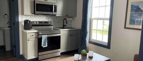 Frigorifero, microonde, forno, piano cottura