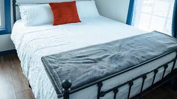 Iron/ironing board, WiFi, bed sheets