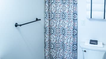 Douche, sèche-cheveux, serviettes fournies