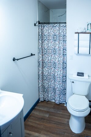 Bathroom - Bugge Room 203, Hyland Hotel (Palmer)