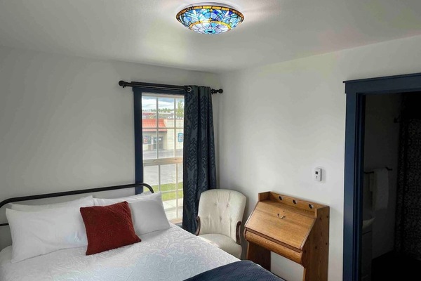 Queen Bed with private bathroom & secretary desk
