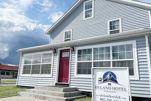 Exterior - Werner Room 204, Hyland Hotel (Palmer)