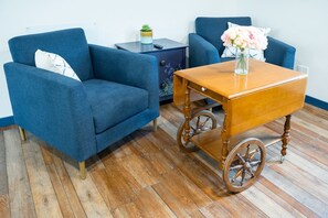 Smart TV, books - Snodgrass Suite 301, Hyland Hotel (Palmer)