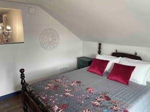 Iron/ironing board, WiFi, bed sheets - Snodgrass Suite 301, Hyland Hotel (Palmer)