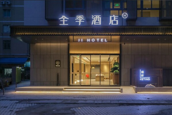 المنشأة من الخارج