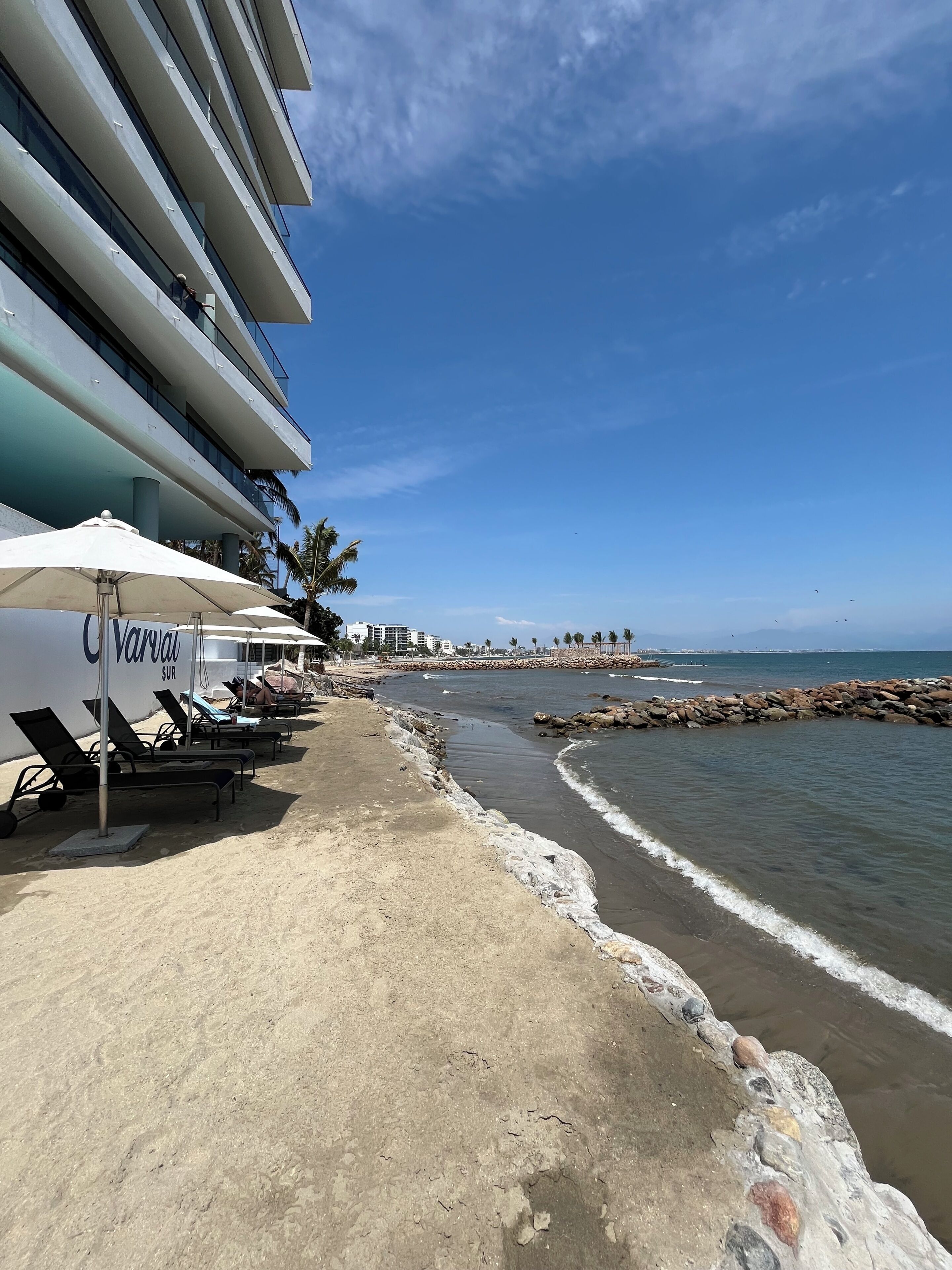 Beach nearby, sun loungers, beach towels