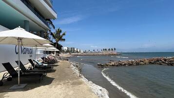 Beach nearby, sun loungers, beach towels