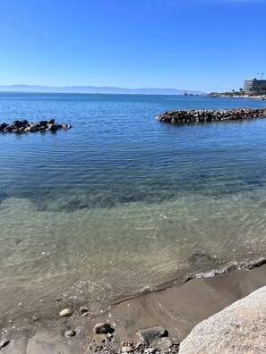 Na praia, espreguiçadeiras, toalhas de praia 