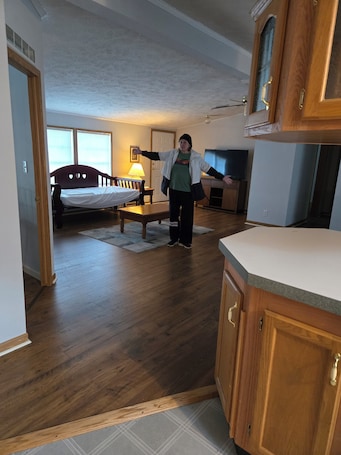3 bedrooms, free WiFi, bed sheets. Welcoming 3-bedroom house with AC in charming Milford.