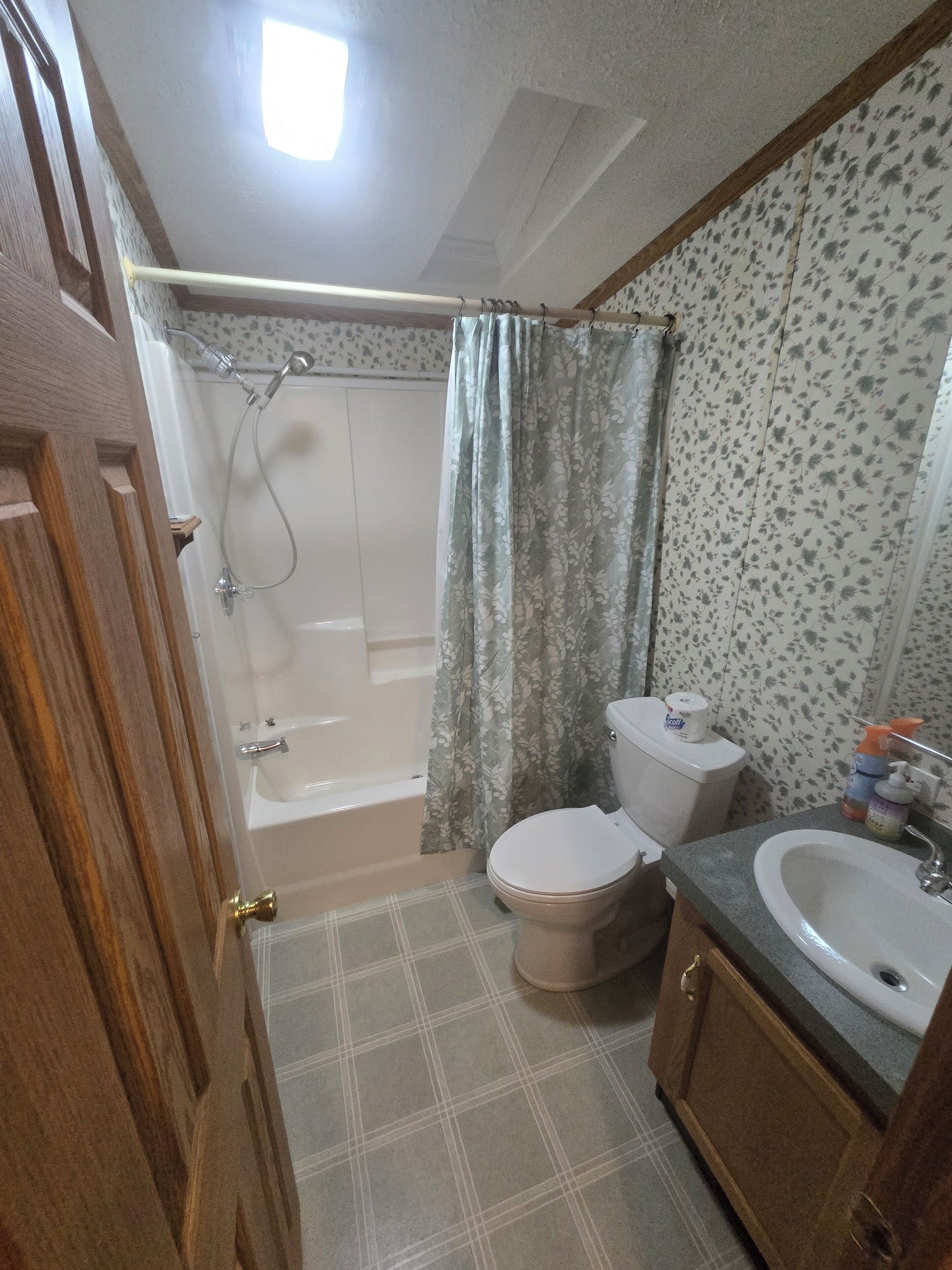 Towels, soap, shampoo, toilet paper
