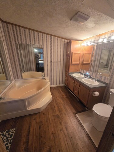 Welcoming 3-bedroom house with AC in charming Milford.