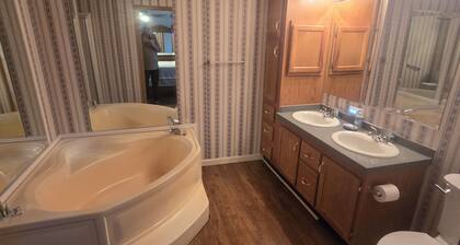 Welcoming 3-bedroom house with AC in charming Milford.