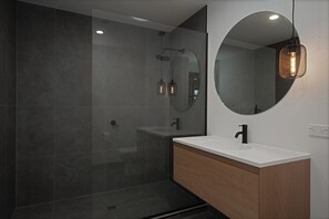Hair dryer, towels, soap, shampoo - Luxury apartment in the heart of the cirty (Dunedin)