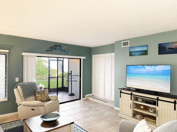 Living area - Tamarind 2BR – Pool, Boat Slips & Beach (Englewood)