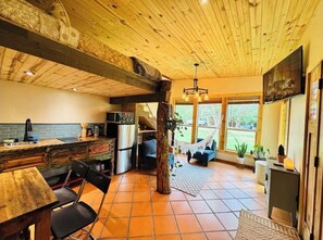 Jääkaappi, mikroaaltouuni, liesi, vedenkeitin