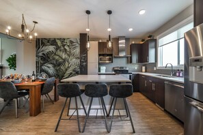 ثلاجة، ميكروويف، فرن، موقد طهي مسطح