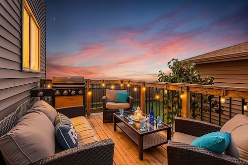 Family-Friendly Jungle Themed Home with Hot Tub, AC, and Tree Bunks.