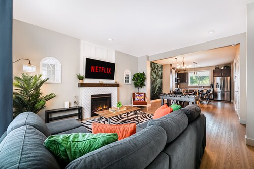Family-Friendly Jungle Themed Getaway with Games, Deck, and King Bed