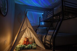 Desk, iron/ironing board, travel cot, free WiFi - Family-Friendly Jungle Themed Getaway with Games, Deck, and King Bed (Edmonton)