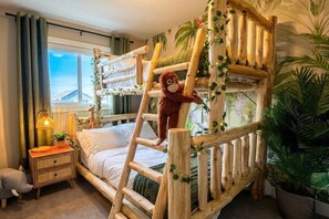 3 quartos, escrivaninha, ferros/tábuas de passar roupa, berço de viagem