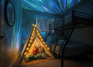 3 bedrooms, desk, iron/ironing board, travel cot - Family-Friendly Jungle Themed Getaway with Games, Deck, and King Bed (Edmonton)