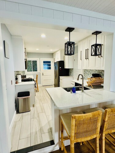 Charming 3bedroom 2 bath with Beach Access!