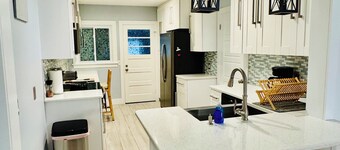 Charming 3bedroom 2 bath with Beach Access!