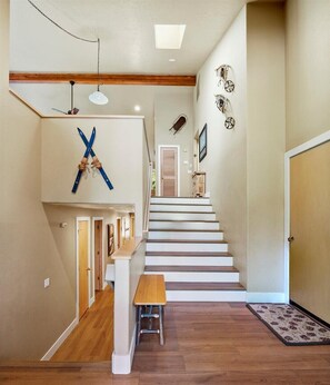 Interior - Spacious 6-bedroom house in Sunriver perfect for families/groups (Sunriver)