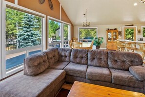 Living area - Spacious 6-bedroom house in Sunriver perfect for families/groups (Sunriver)